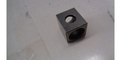 Направляющая штока передняя N000-026-743 для пилы ЗПС-1100 Э