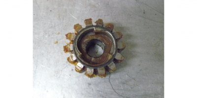 Шестерня ведущая левая
